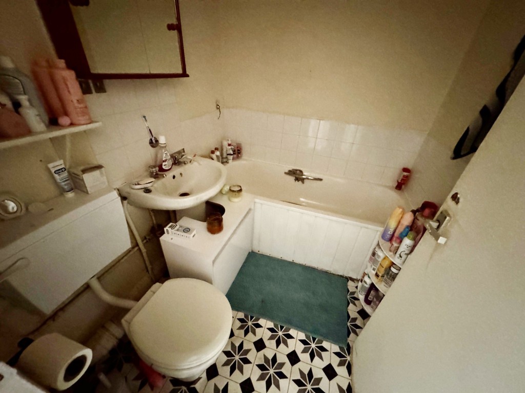 Lot: 132 - PERIOD FREEHOLD BLOCK OF SIX FLATS WITH OFF STREET PARKING - Hay House - Flat 6 - bathroom